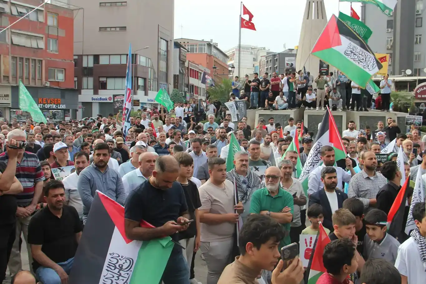 المتظاهرون في أضنة دعماً لفلسطين: "من يمدّ يده لغزة سيكون قائد هذه الأمة"