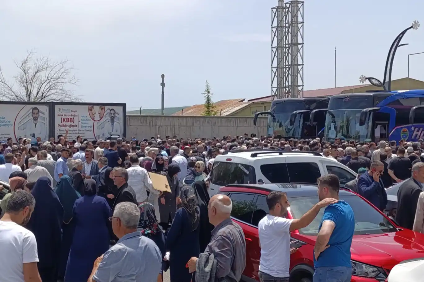 161 hacı adayı Bingöl'den dualarla uğurlandı 161 hacı adayı Bingöl'den dualarla uğurlandı