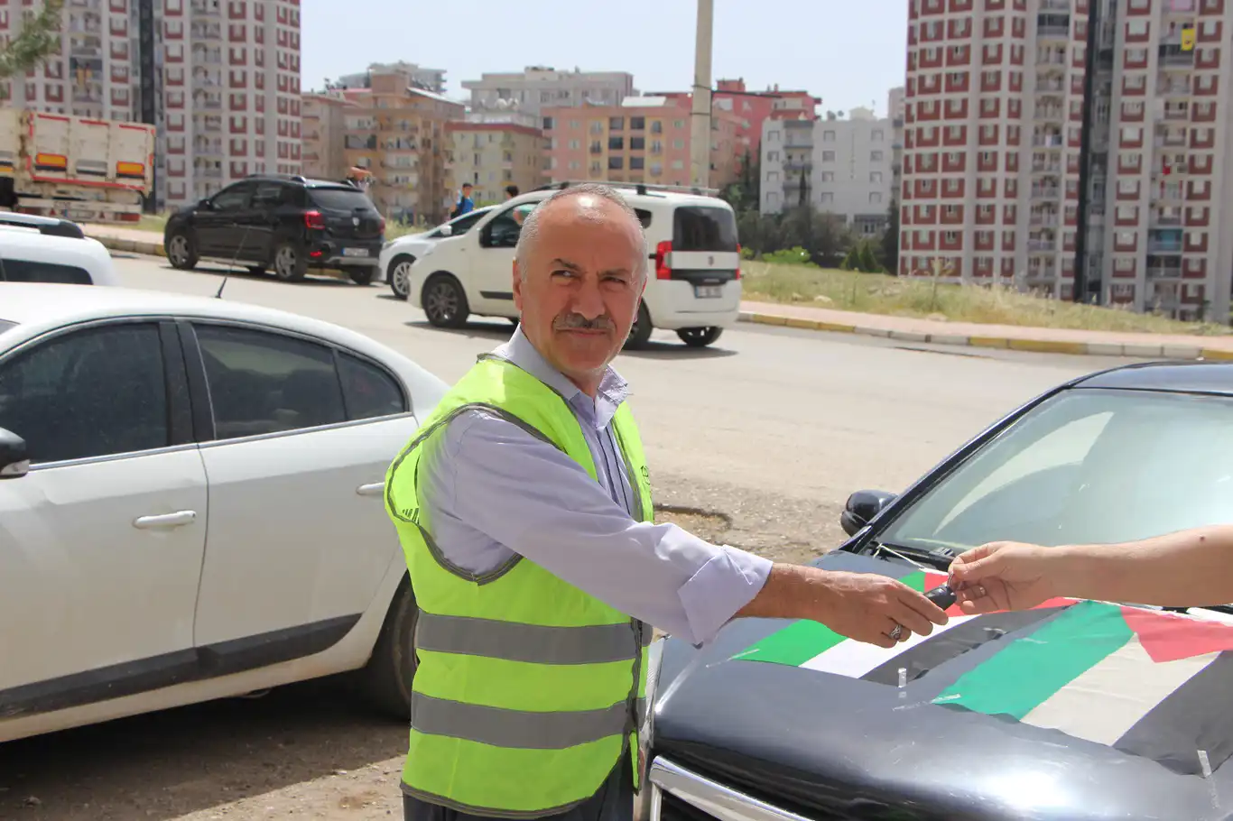 Mardinli hayırsever otomobilini Gazze’ye bağışladı Mardinli hayırsever otomobilini Gazze’ye bağışladı