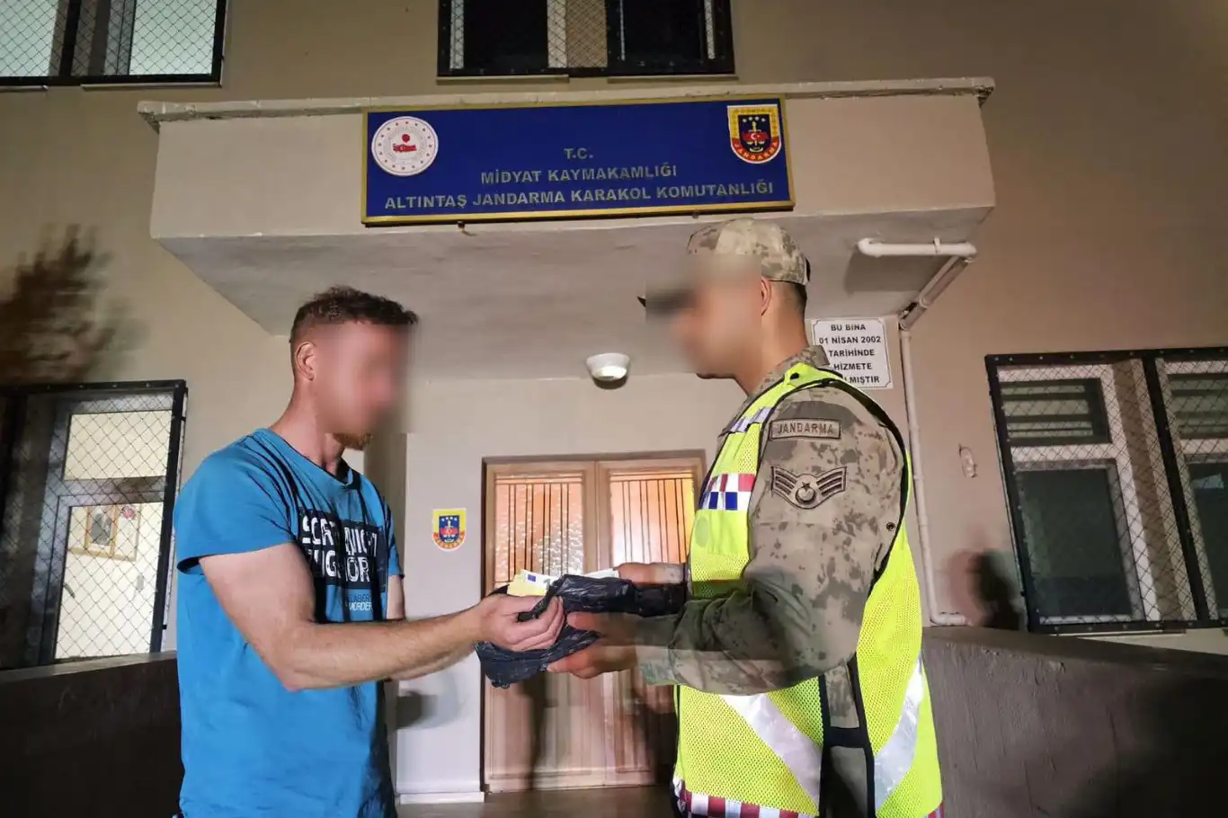 Mardin’de çalınan 3 milyon TL değerindeki ziynet eşyası sahibine teslim edildi Mardin’de çalınan 3 milyon TL değerindeki ziynet eşyası sahibine teslim edildi