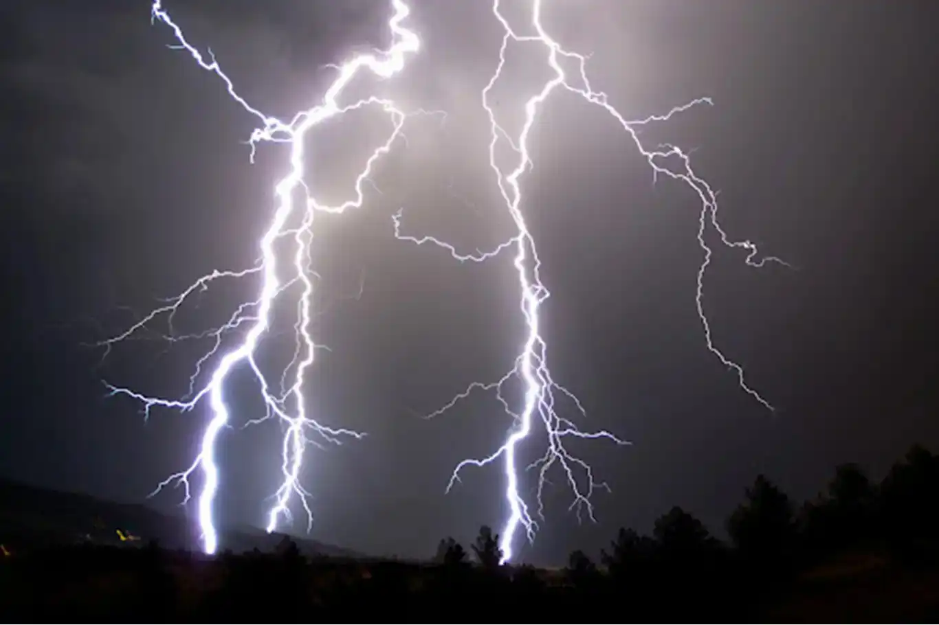 لە بەنگلادیش بەهۆی هەورەبروسکە و کەوتنەخوارەوەی دارەکان لانیکەم ١٤ کەس گیانیان لەدەستدا لە بەنگلادیش بەهۆی هەورەبروسکە و کەوتنەخوارەوەی دارەکان لانیکەم ١٤ کەس گیانیان لەدەستدا