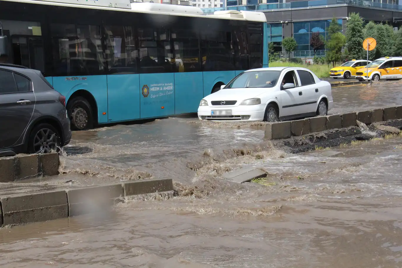 Meteorolojiden kuvvetli yağış uyarısı Meteorolojiden kuvvetli yağış uyarısı