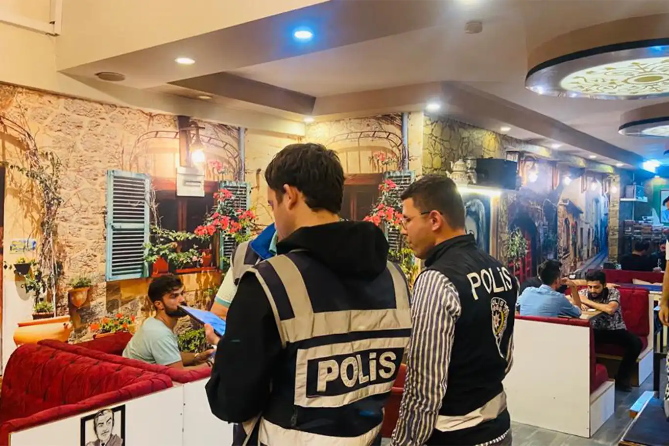 "Huzur İstanbul" uygulamasında 1017 şüpheli gözaltına alındı "Huzur İstanbul" uygulamasında 1017 şüpheli gözaltına alındı