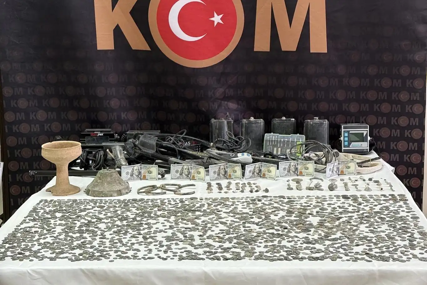 Gaziantep'te tarihi eser kaçakçılığı operasyonu: 2 gözaltı Gaziantep'te tarihi eser kaçakçılığı operasyonu: 2 gözaltı