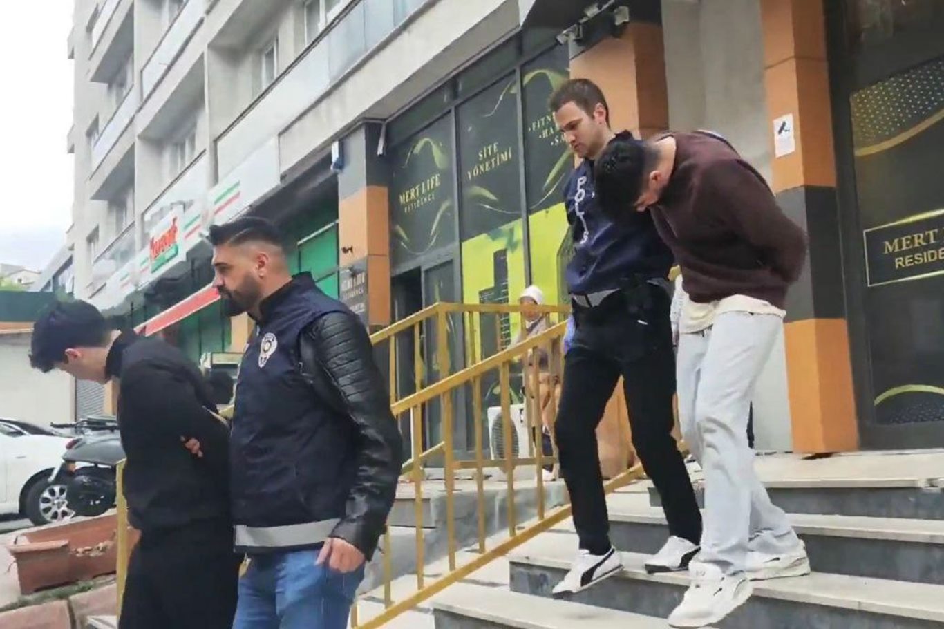 Bursa merkezli dolandırıcılık operasyonu: 4 ilde 18 gözaltı Bursa merkezli dolandırıcılık operasyonu: 4 ilde 18 gözaltı
