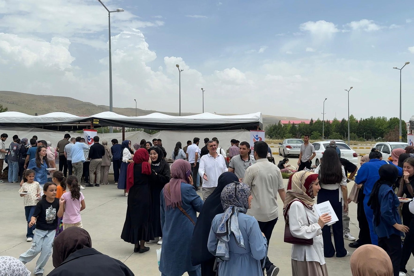 Batman Üniversitesi öğrencilerinden Gazze için yardım kermesi Batman Üniversitesi öğrencilerinden Gazze için yardım kermesi