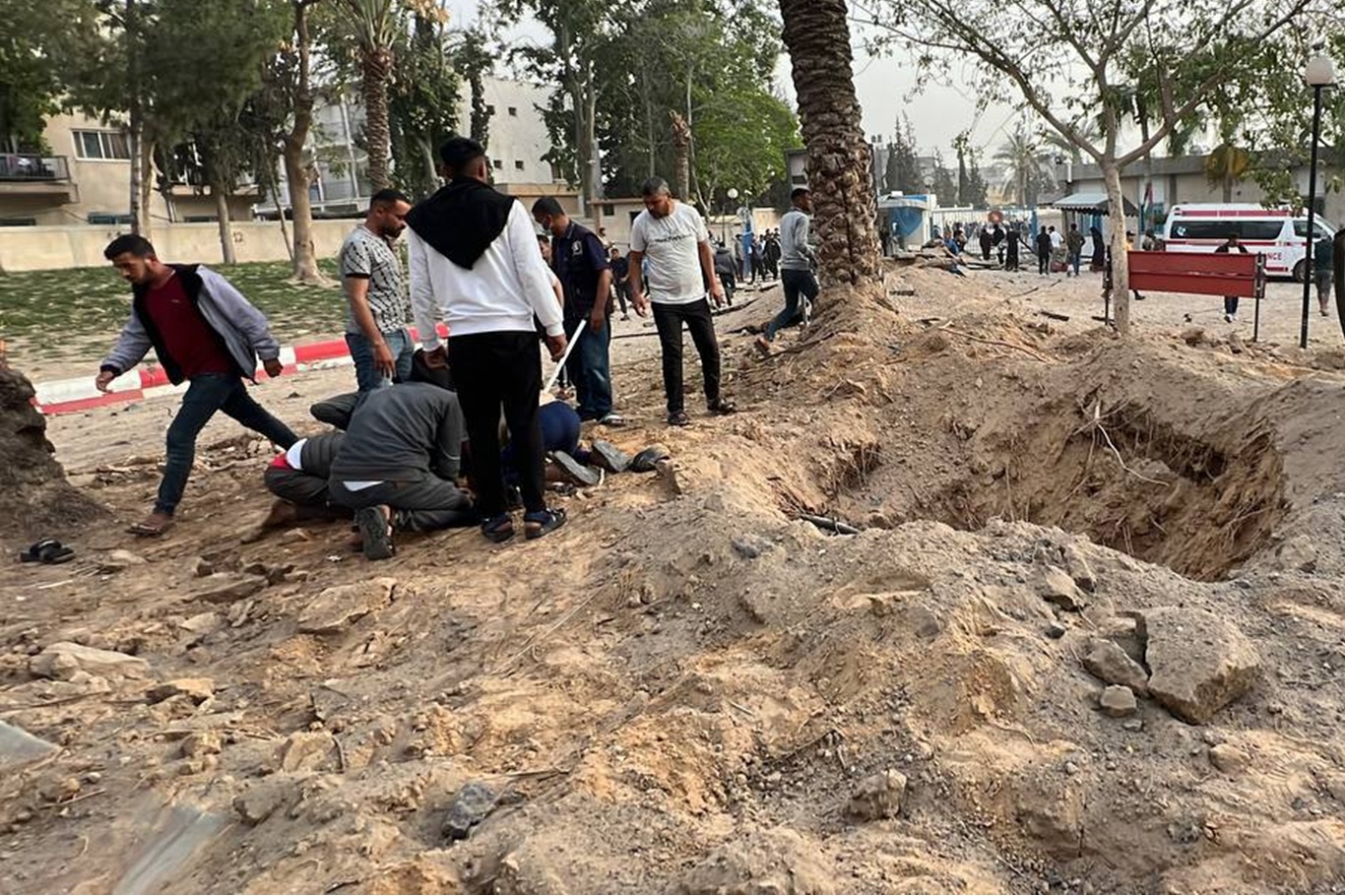 Ji derdorê Nexweşxaneya Ewrûpaya li Xezzeyê re êrîşeke mezin: 24 şehîd, bi dehan birîndar û winda hene Ji derdorê Nexweşxaneya Ewrûpaya li Xezzeyê re êrîşeke mezin: 24 şehîd, bi dehan birîndar û winda hene