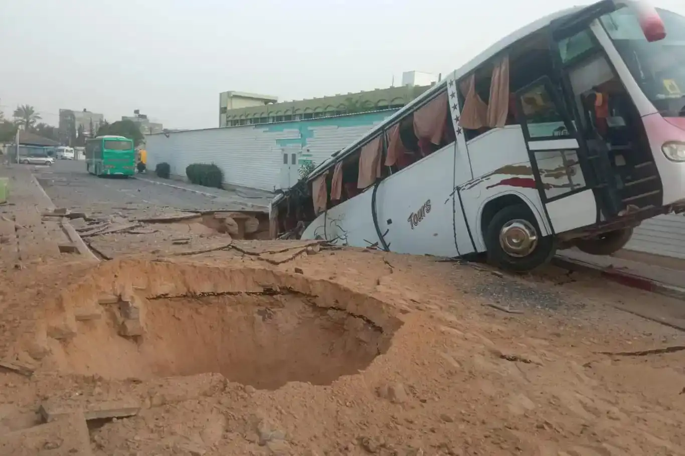 Ji derdorê Nexweşxaneya Ewrûpaya li Xezzeyê re êrîşeke mezin: 24 şehîd, bi dehan birîndar û winda hene Ji derdorê Nexweşxaneya Ewrûpaya li Xezzeyê re êrîşeke mezin: 24 şehîd, bi dehan birîndar û winda hene