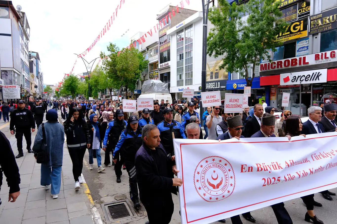 Van'da "Aile Haftası" kapsamında farkındalık yürüyüşü düzenlendi Van'da "Aile Haftası" kapsamında farkındalık yürüyüşü düzenlendi