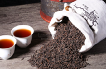 الشاي الأسود.. سر طبيعي يؤخّر الشيخوخة ويُنعش الجسد والعقل.