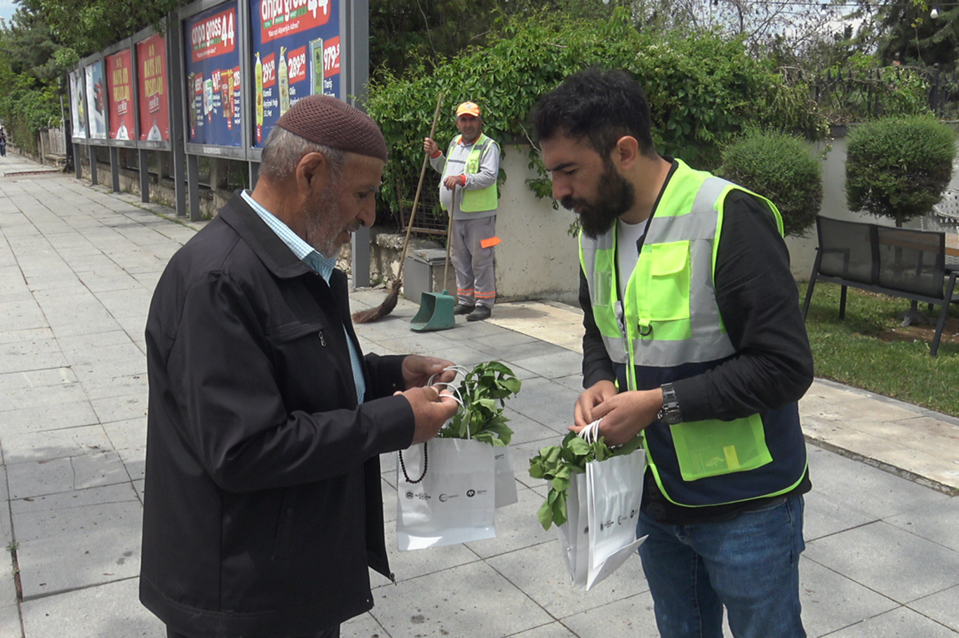 Halka ücretsiz fide dağıtıldı Halka ücretsiz fide dağıtıldı