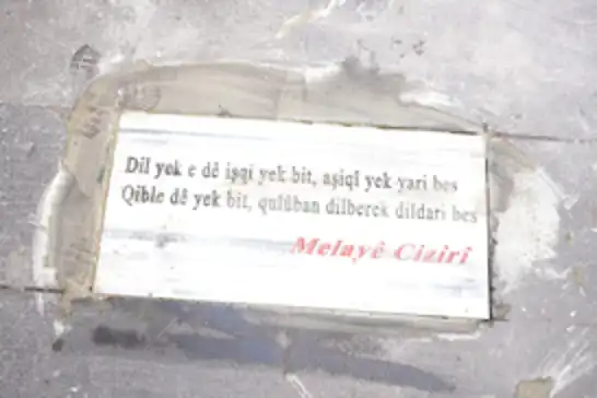 Şaredariya DEMê ya li Dîyarbekirê heqaretê li alimên Kurd û Îslamî dike û helbestên wan li erdê dinivîse