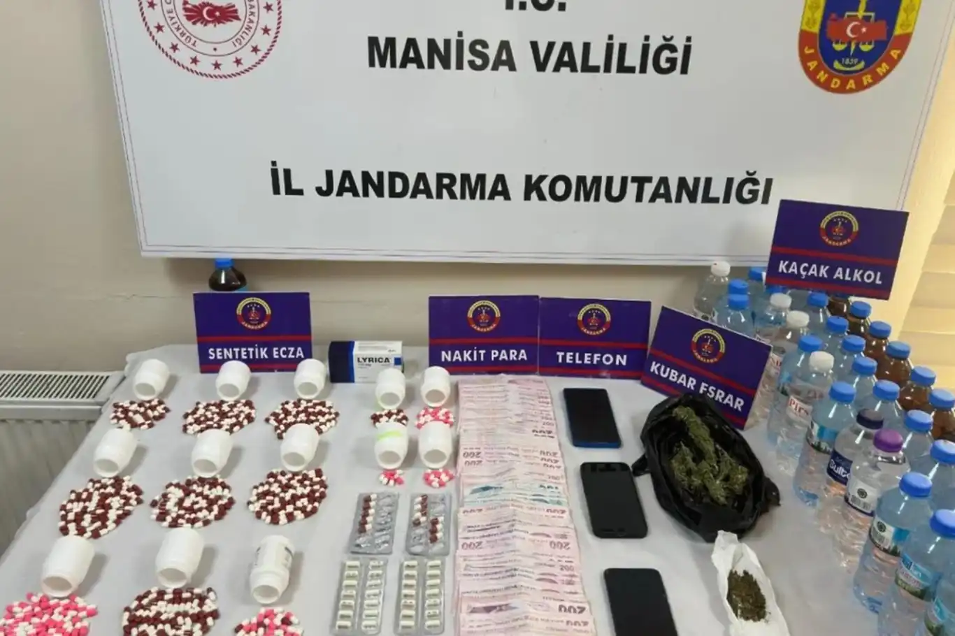 Manisa'da uyuşturucu operasyonu: 2 gözaltı Manisa'da uyuşturucu operasyonu: 2 gözaltı