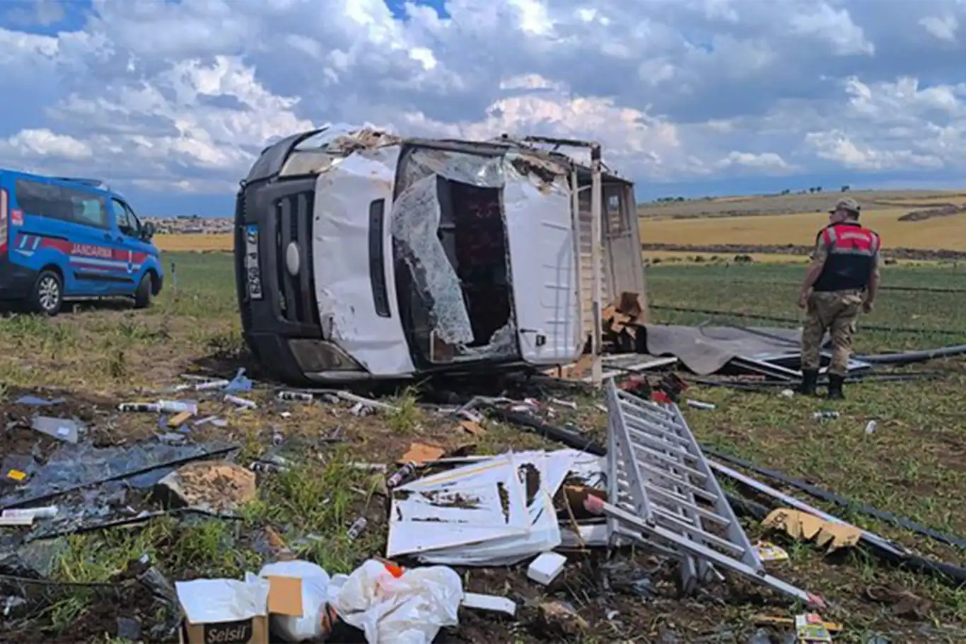 Şanlıurfa'da kamyonet devrildi: 3 yaralı Şanlıurfa'da kamyonet devrildi: 3 yaralı