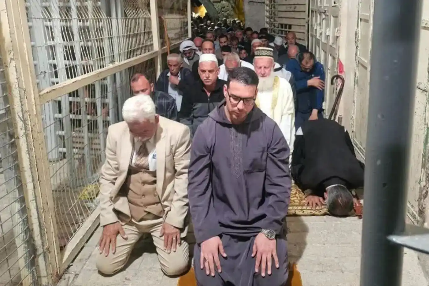 رژێمی داگیرکەر رێگری لە ئەنجامدانەوەی نوێژی بەیانی لە مزگەوتی ئیبراهیم دەکات