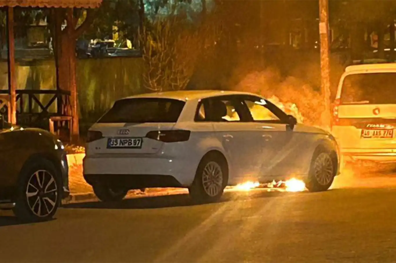 Şanlıurfa’da park halindeki otomobil alev aldı Şanlıurfa’da park halindeki otomobil alev aldı