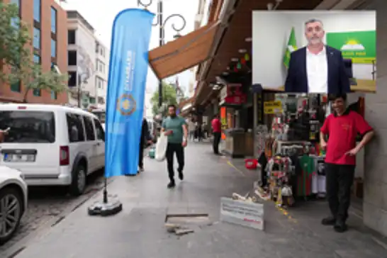 HÜDA PAR'dan DEM'li belediyeye tepki: O yazılar yerlere değil yükseklere asılmalı