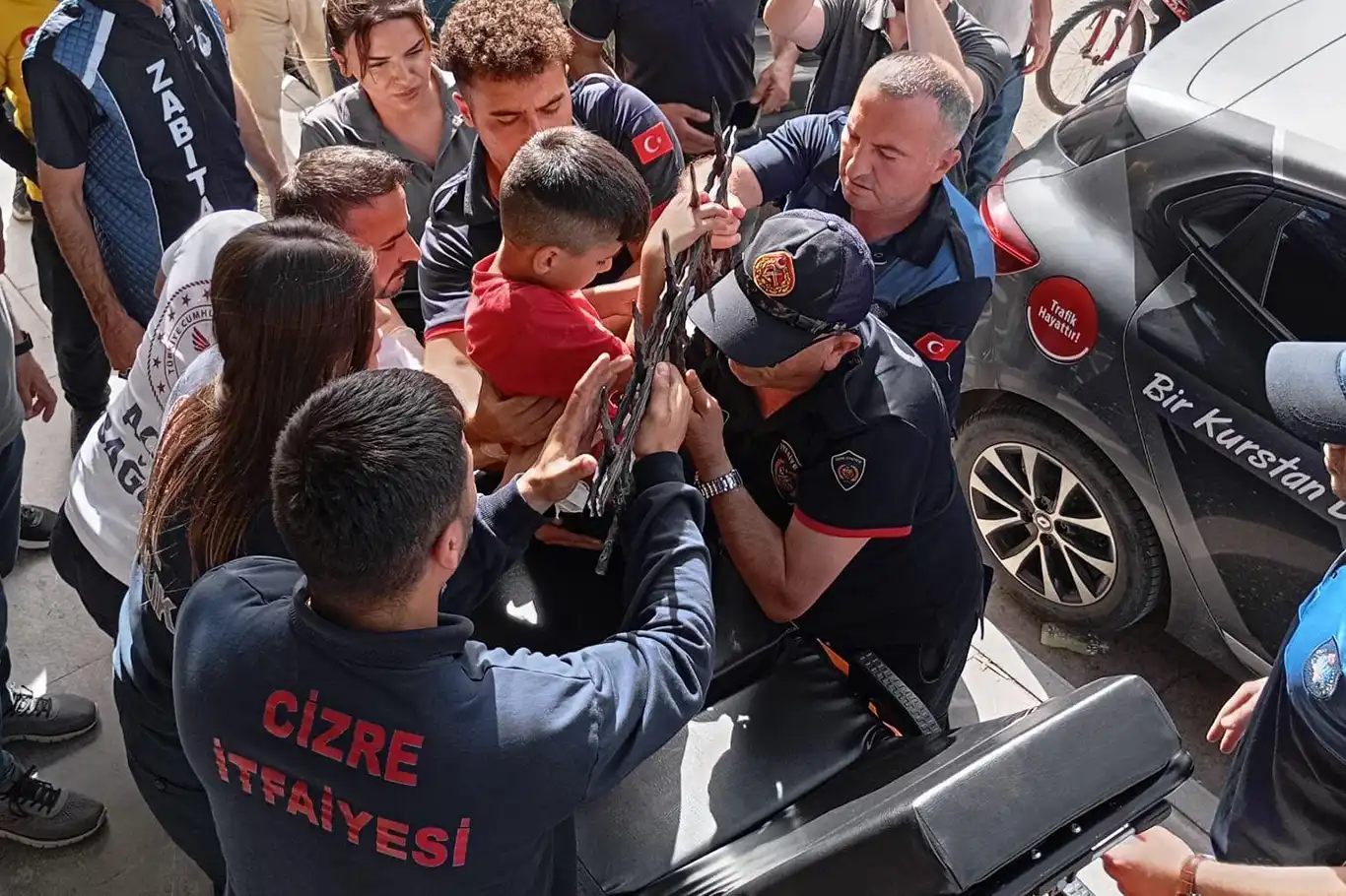 Ağaçtan düşen çocuk demir korkulukların üzerine düşerek yaralandı Ağaçtan düşen çocuk demir korkulukların üzerine düşerek yaralandı