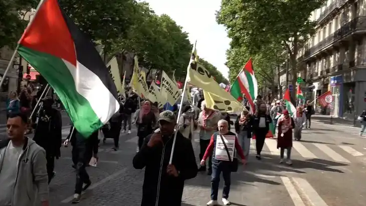 مظاهرات حاشدة في أوروبا تنديدًا بالعدوان الصهيوني على غزة ودعوة لمقاطعة دولة الاحتلال مظاهرات حاشدة في أوروبا تنديدًا بالعدوان الصهيوني على غزة ودعوة لمقاطعة دولة الاحتلال