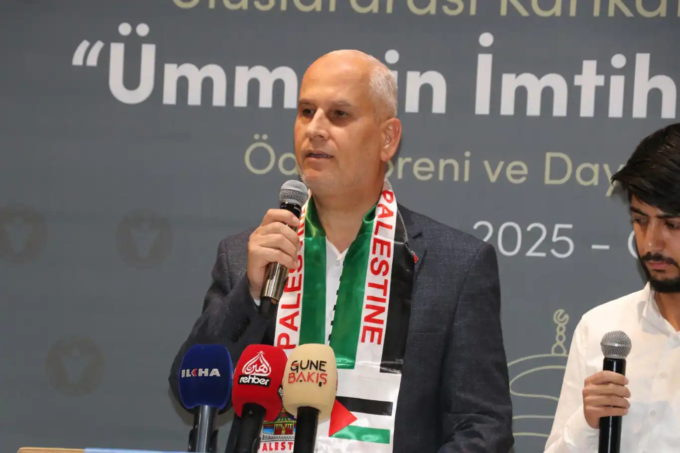 HAMAS Sözcüsü Berhum İDEV'in ödül töreninde konuştu: "Bu çalışmalar direniş kültürümüzün yansımasıdır" HAMAS Sözcüsü Berhum İDEV'in ödül töreninde konuştu: "Bu çalışmalar direniş kültürümüzün yansımasıdır"