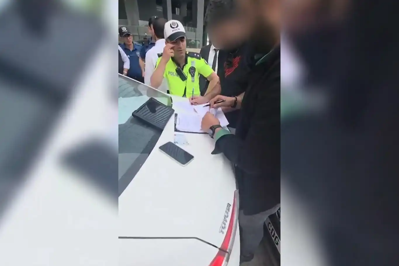 Ambulansa yol vermeyen düğün konvoyuna ceza yağdı Ambulansa yol vermeyen düğün konvoyuna ceza yağdı