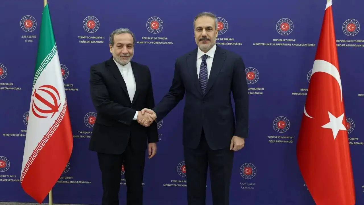 وزير الخارجية التركي هاكان فيدان يبحث الملف النووي الإيراني مع نظيره الإيراني عباس عراقجي وزير الخارجية التركي هاكان فيدان يبحث الملف النووي الإيراني مع نظيره الإيراني عباس عراقجي
