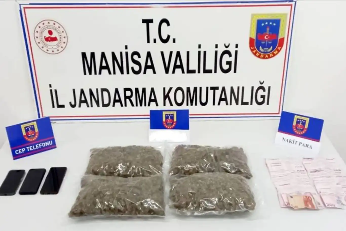 Manisa'ya uyuşturucu operasyonu: 2 gözaltı Manisa'ya uyuşturucu operasyonu: 2 gözaltı