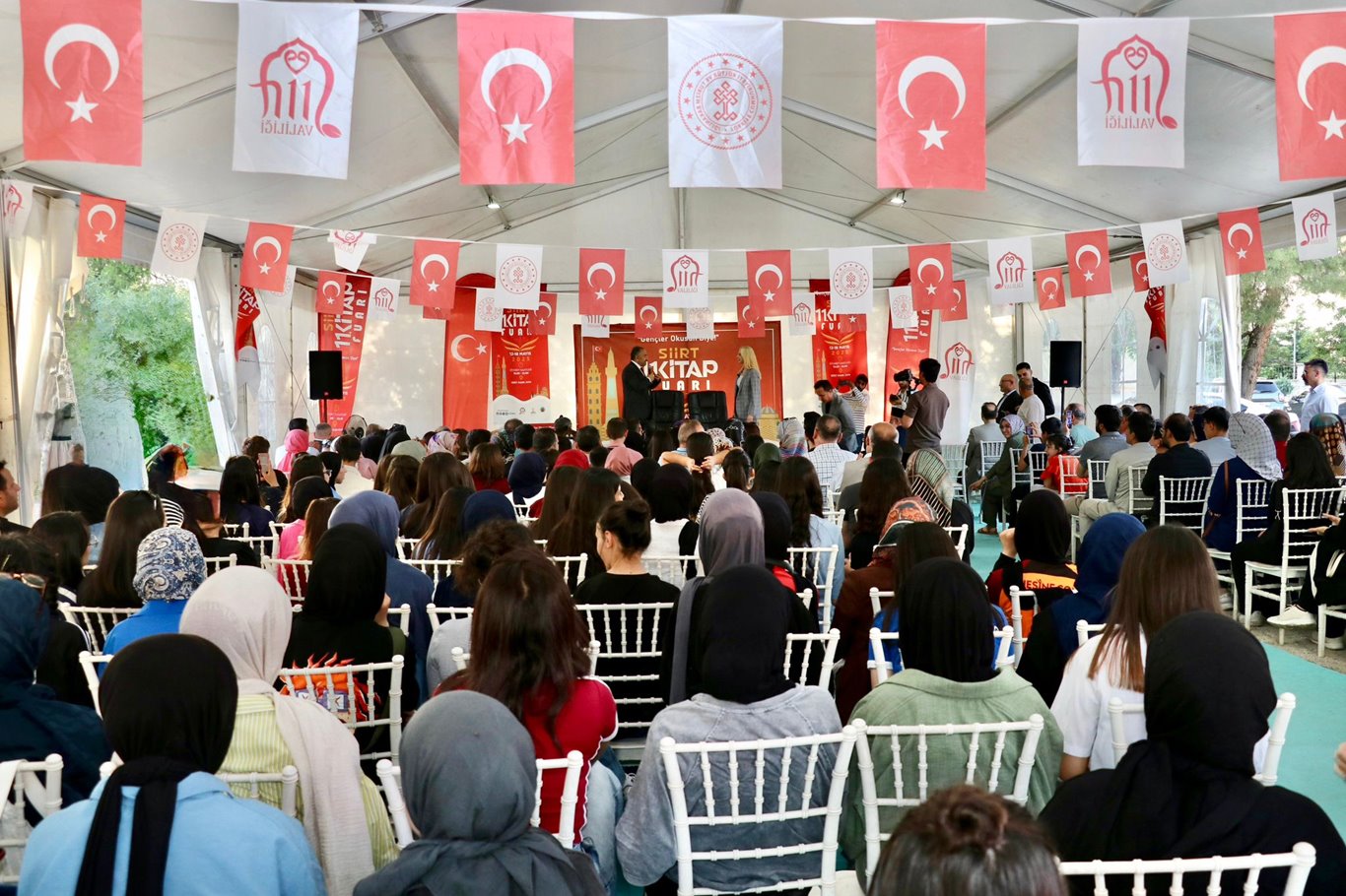 Siirt’te 11. geleneksel kitap fuarı yoğun ilgiyle sona erdi Siirt’te 11. geleneksel kitap fuarı yoğun ilgiyle sona erdi