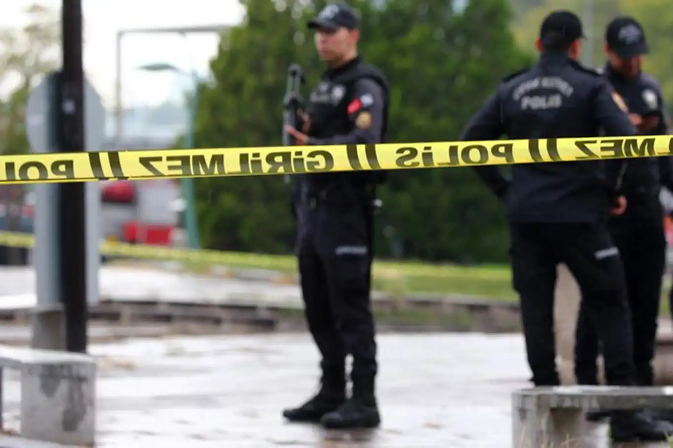 Husumetliler arasında silahlı ve bıçaklı kavga: 1 ölü, 2 yaralı Husumetliler arasında silahlı ve bıçaklı kavga: 1 ölü, 2 yaralı