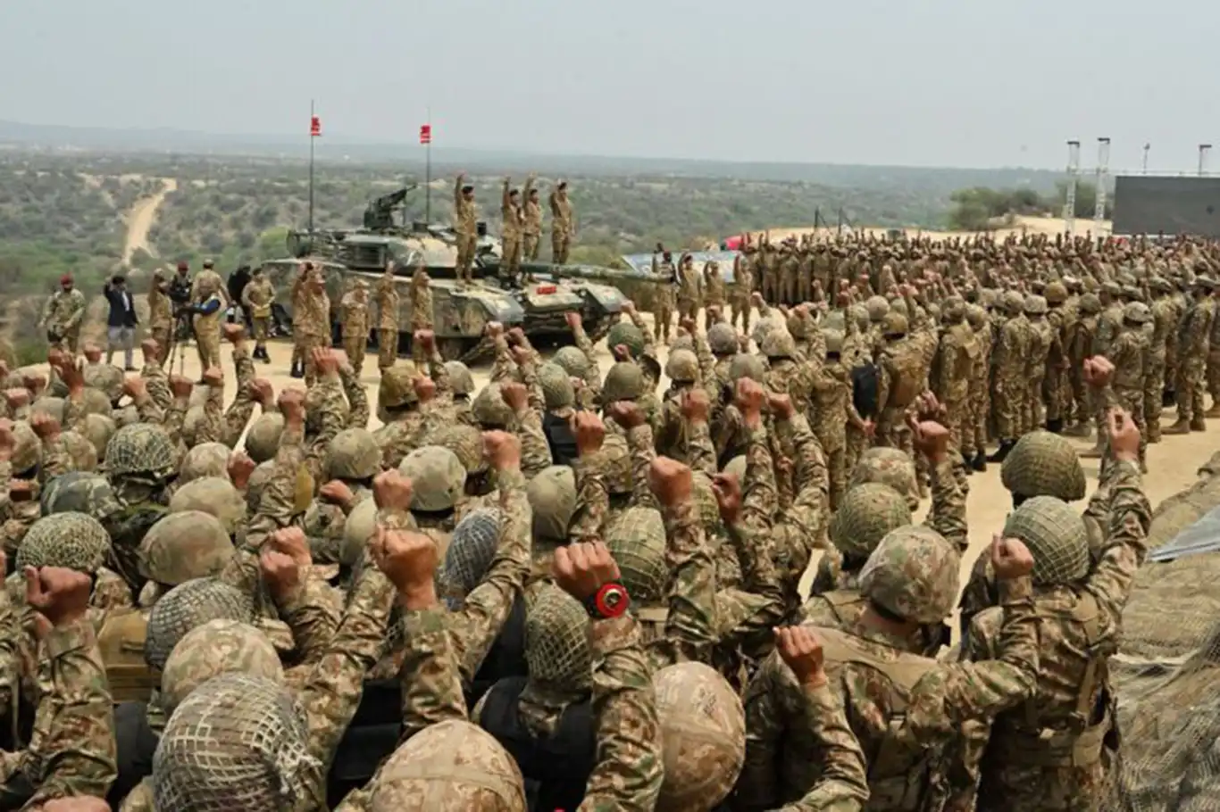 Pakistan ordusundan gerçek mühimmatla tatbikat Pakistan ordusundan gerçek mühimmatla tatbikat
