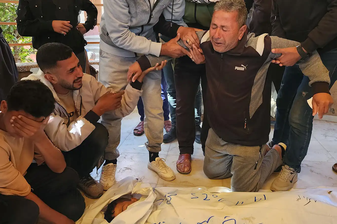 Siyonist rejim Gazze'de iki evi vurdu: 9 şehit, çok sayıda yaralı Siyonist rejim Gazze'de iki evi vurdu: 9 şehit, çok sayıda yaralı