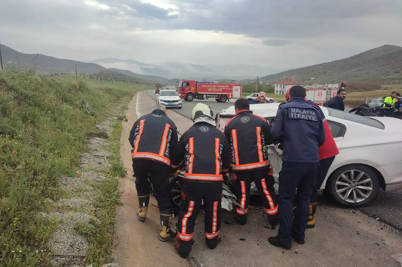 Otomobiller kafa kafaya çarpıştı: 2 ölü, 2 yaralı Otomobiller kafa kafaya çarpıştı: 2 ölü, 2 yaralı