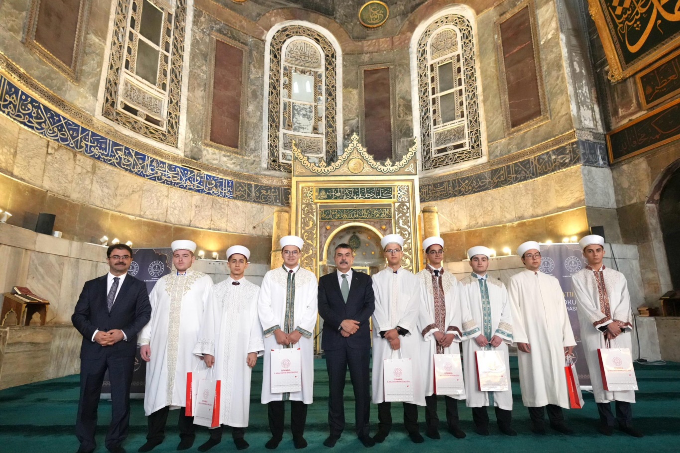Bakan Tekin: Gençlerimizi değerlerle donanımlı yetiştiriyoruz Bakan Tekin: Gençlerimizi değerlerle donanımlı yetiştiriyoruz