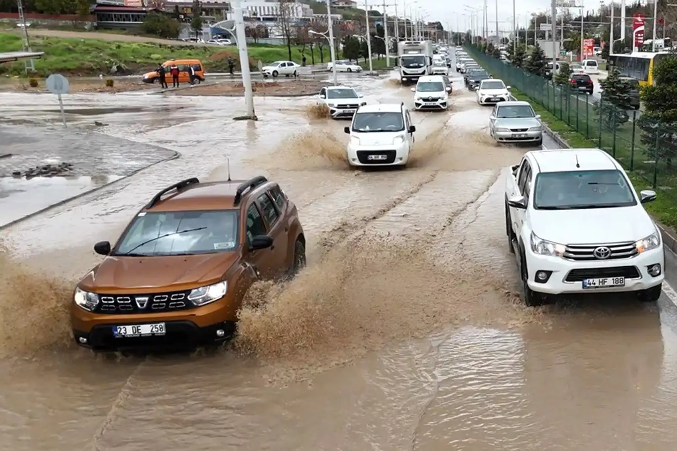 Malatya'da sağanak yağış nedeniyle caddeler su birikintileri ile doldu Malatya'da sağanak yağış nedeniyle caddeler su birikintileri ile doldu