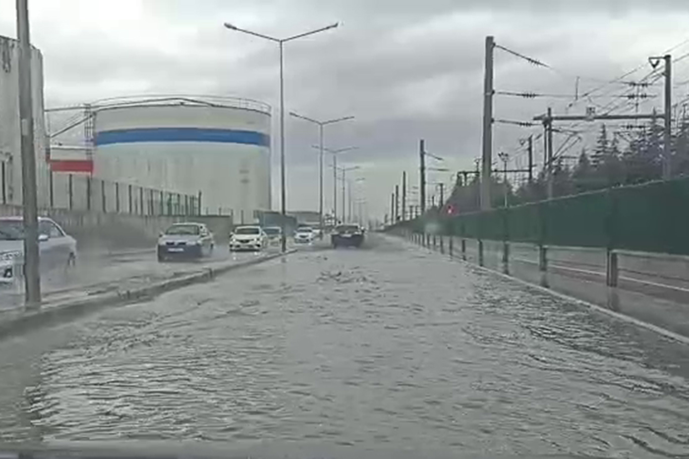Malatya'da sağanak yağış nedeniyle caddeler su birikintileri ile doldu Malatya'da sağanak yağış nedeniyle caddeler su birikintileri ile doldu