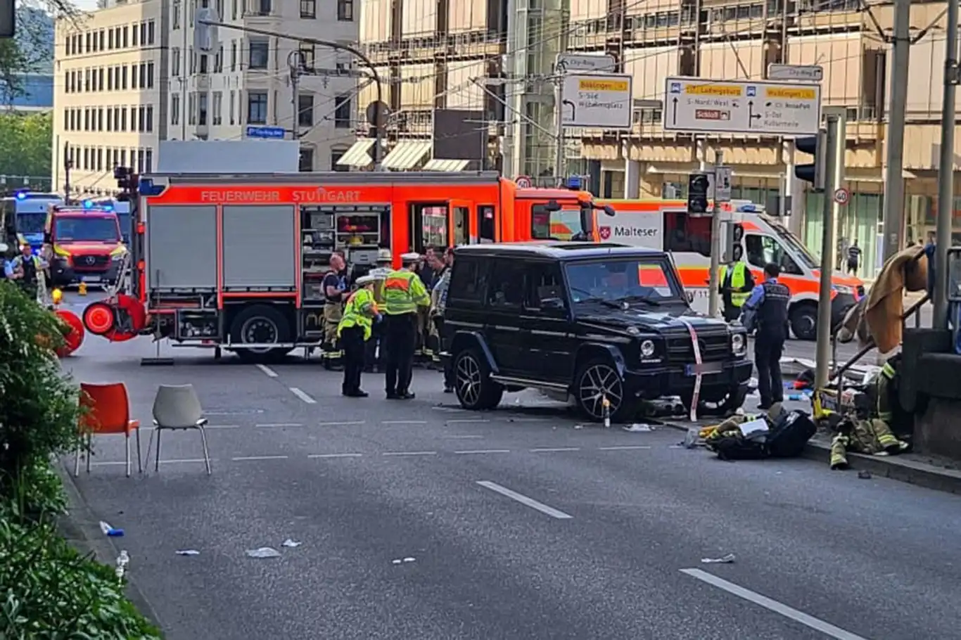 Almanya'da bir araç kalabalığın arasına daldı: 3 yaralı Almanya'da bir araç kalabalığın arasına daldı: 3 yaralı