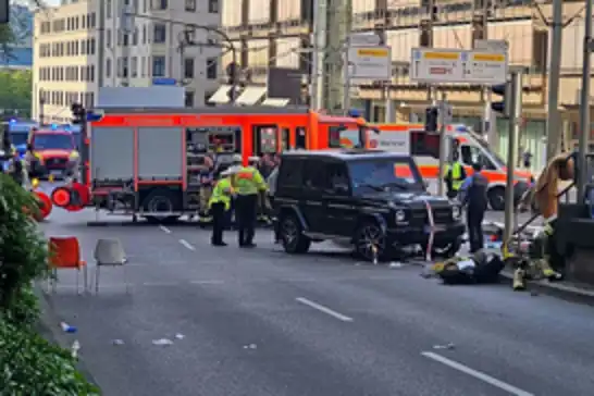 Almanya'da bir araç kalabalığın arasına daldı: 3 yaralı