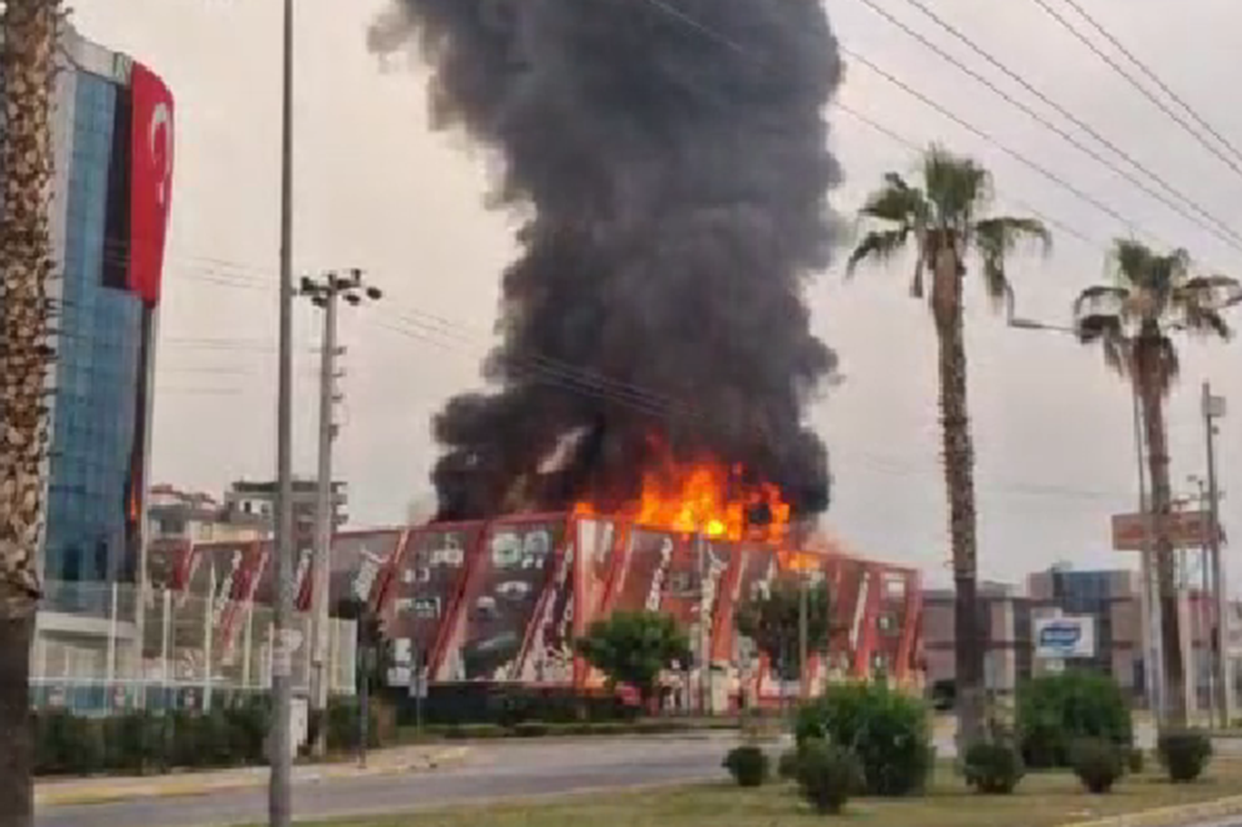 Mersin'deki Jameson fabrikası yangını kontrol altına alındı Mersin'deki Jameson fabrikası yangını kontrol altına alındı