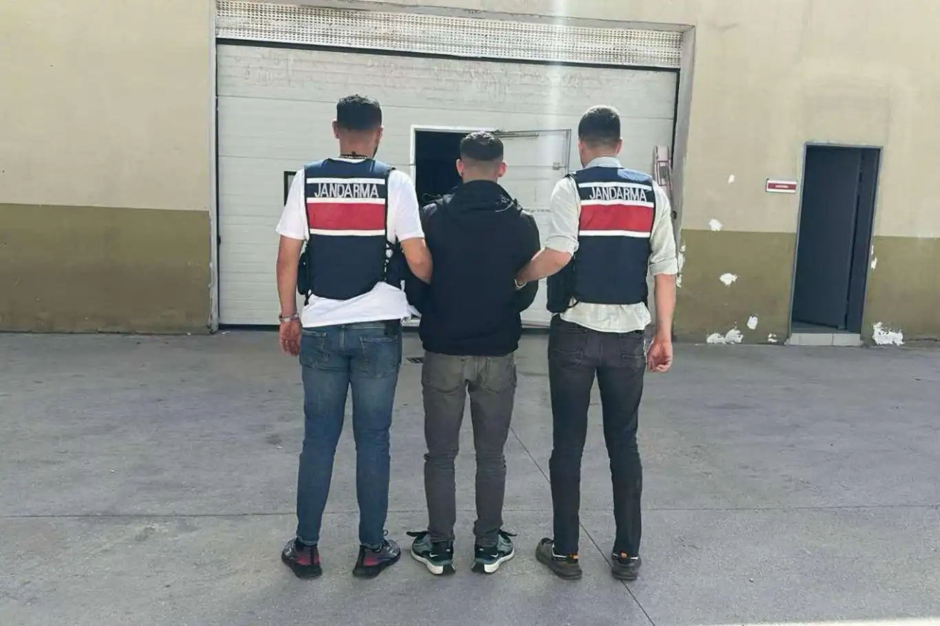 Hırsızlık ve yaralama suçundan araması bulunan şahıs yakalandı Hırsızlık ve yaralama suçundan araması bulunan şahıs yakalandı