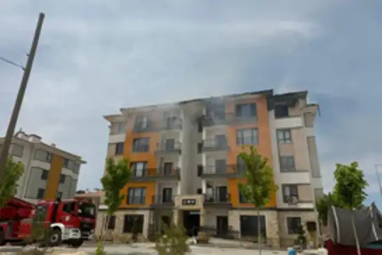 Şanlıurfa'da 5 katlı binanın en üst katında yangın çıktı