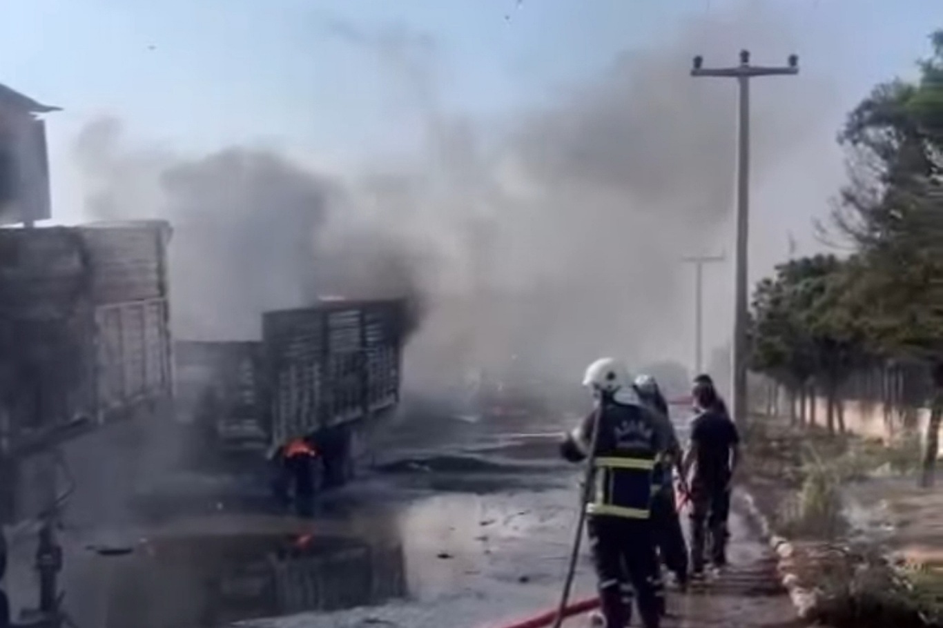Adana'nın Ceyhan ilçesinde iki dorsede yangın çıktı Adana'nın Ceyhan ilçesinde iki dorsede yangın çıktı