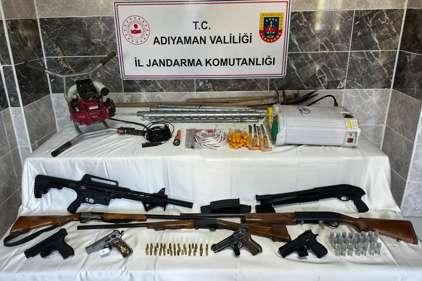 Adıyaman'da izinsiz kazı yapan 6 kişi yakalandı Adıyaman'da izinsiz kazı yapan 6 kişi yakalandı