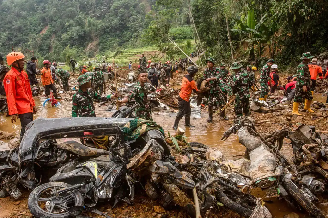 لافاو لە ئەندەنوسیا: ١٠ کەس گیانیان لەدەستدا و ١٠ کەسیش بێ سەروشوێنن لافاو لە ئەندەنوسیا: ١٠ کەس گیانیان لەدەستدا و ١٠ کەسیش بێ سەروشوێنن