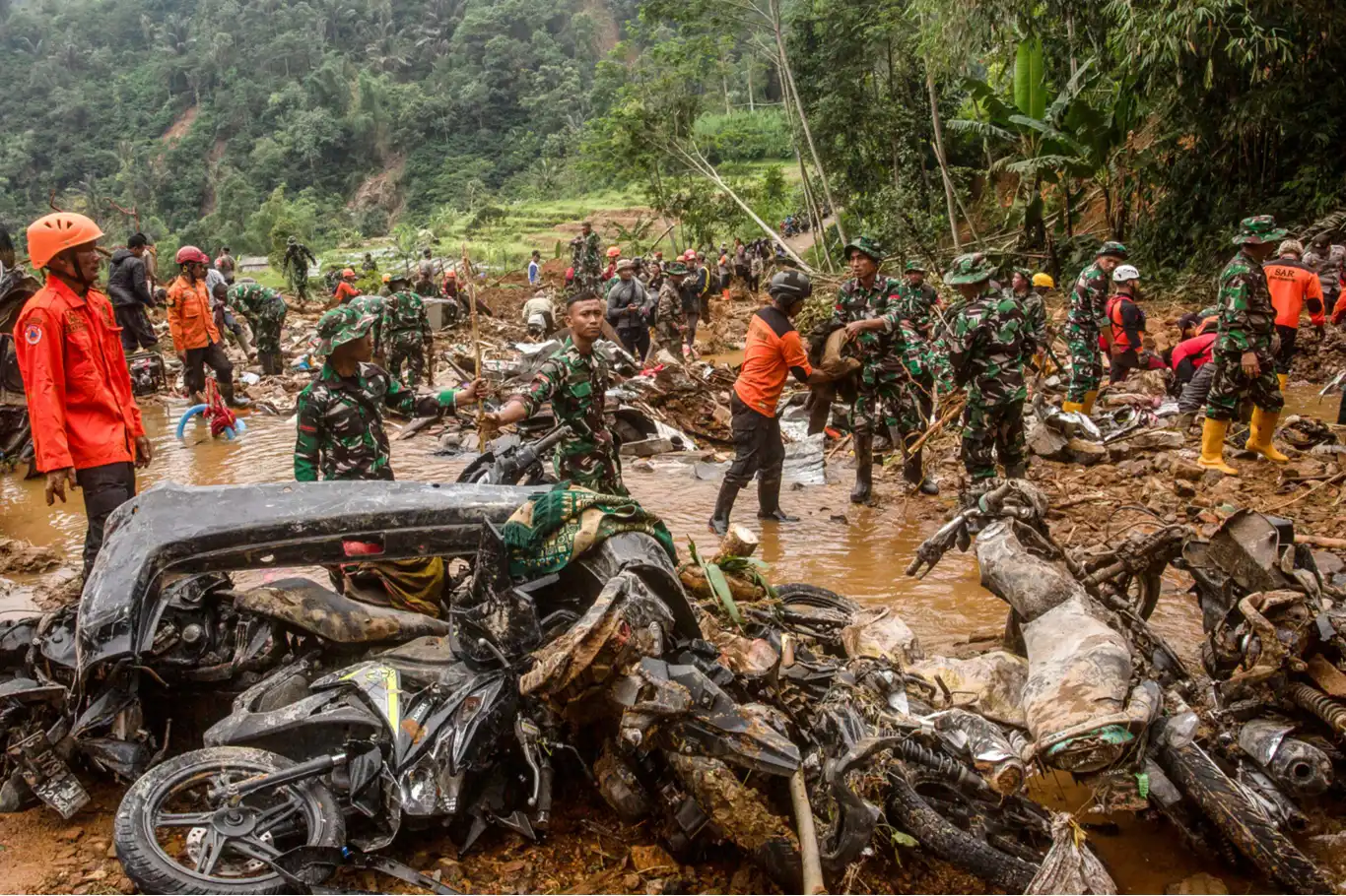 10 killed, 10 missing in Indonesia flood disaster 10 killed, 10 missing in Indonesia flood disaster