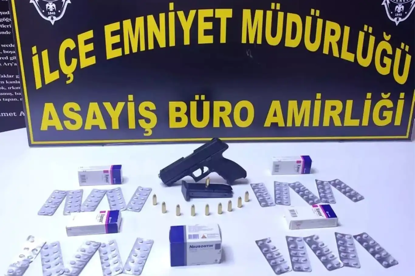 Antalya'da uyuşturucu madde ve ruhsatsız silah ele geçirildi Antalya'da uyuşturucu madde ve ruhsatsız silah ele geçirildi