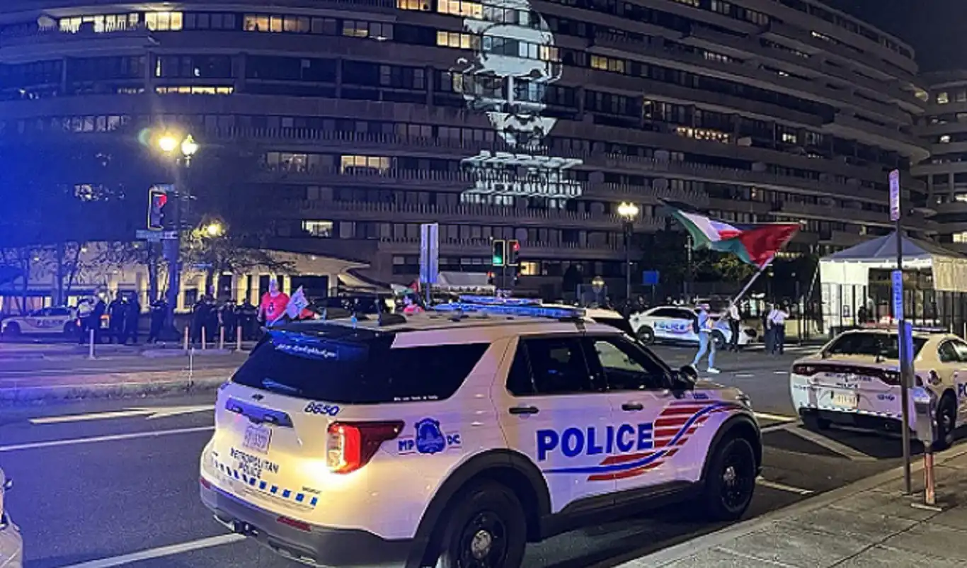 مقتل موظفيْن بسفارة الاحتلال بواشنطن والمهاجم يهتف "الحرية لفلسطين" مقتل موظفيْن بسفارة الاحتلال بواشنطن والمهاجم يهتف "الحرية لفلسطين"