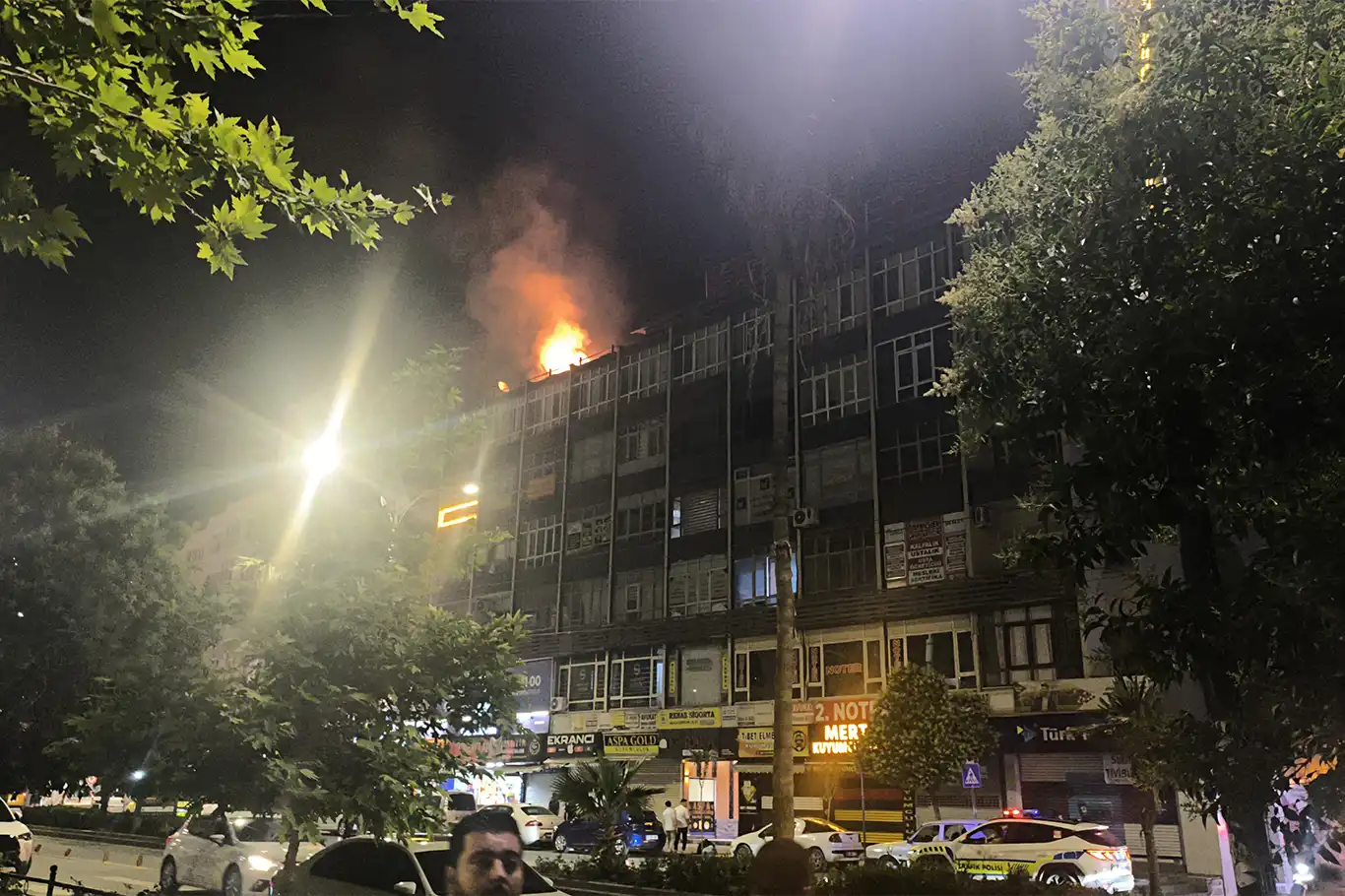 Şanlıurfa'da otel çatısında yangın paniği Şanlıurfa'da otel çatısında yangın paniği