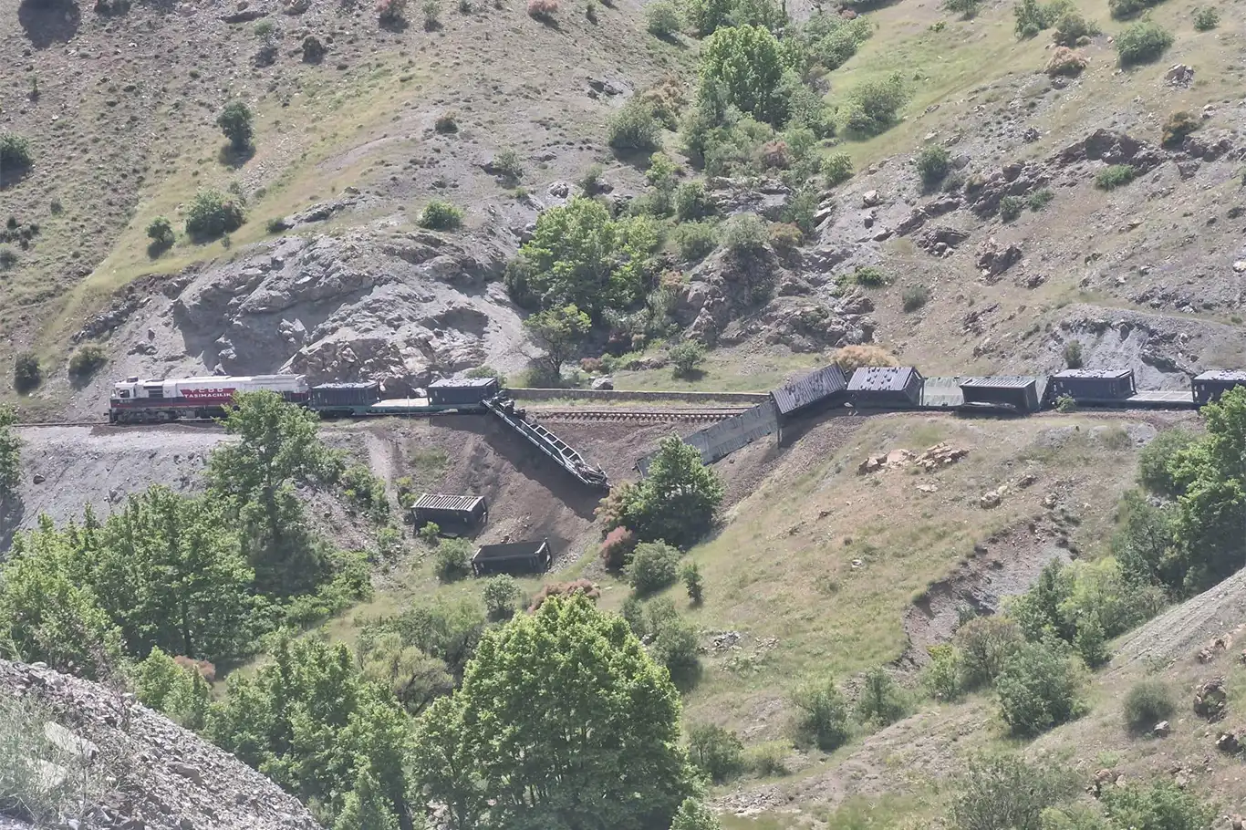 Elazığ-Diyarbakır tren seferinde vagonlar raydan çıktı Elazığ-Diyarbakır tren seferinde vagonlar raydan çıktı