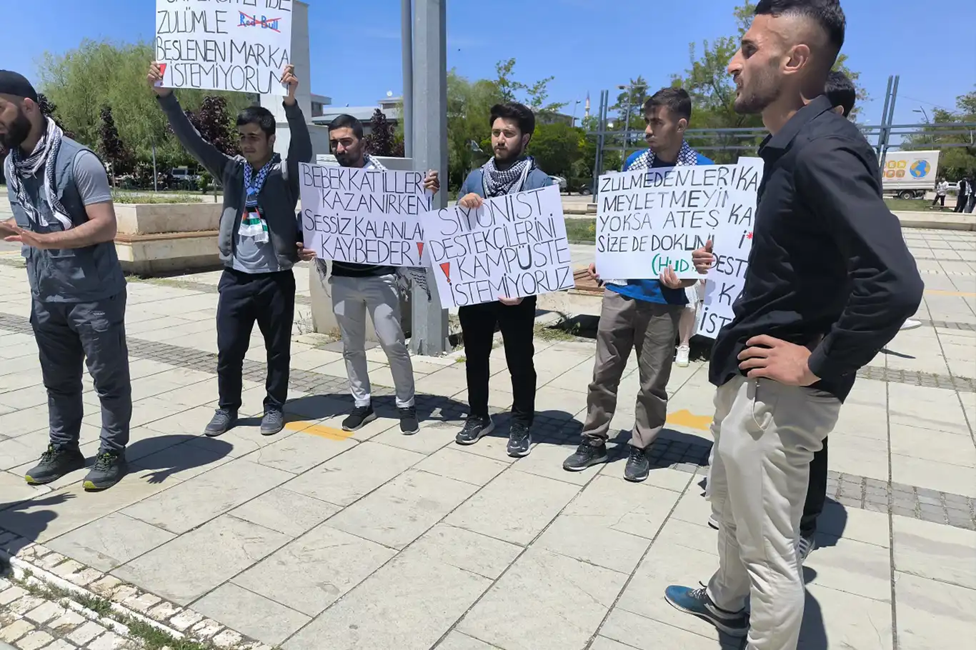 Van Yüzüncü Yıl Üniversitesi (YYÜ)’de açılan siyonist destekçisi markanın standı protesto edildi! Van Yüzüncü Yıl Üniversitesi (YYÜ)’de açılan siyonist destekçisi markanın standı protesto edildi!