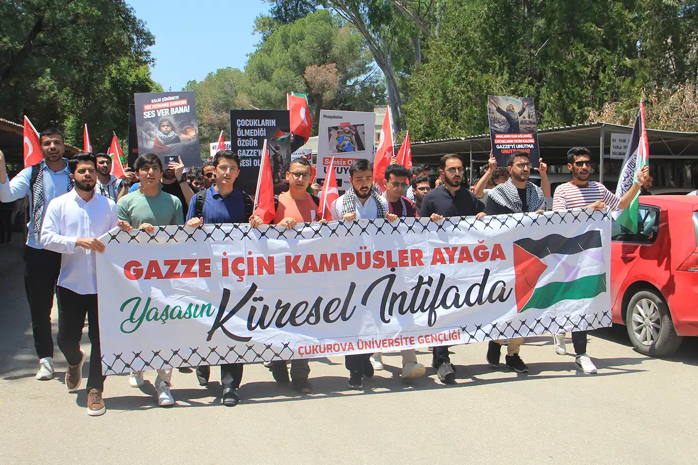 Çukurova Üniversitesi öğrencileri "Gazze çocuk mezarlığına döndü, daha neyi bekliyorsunuz" Çukurova Üniversitesi öğrencileri "Gazze çocuk mezarlığına döndü, daha neyi bekliyorsunuz"